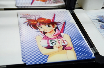 画像ギャラリー No.013のサムネイル画像 / ［TGS2022］「アイドル雀士スーチーパイ サターントリビュート」超豪華版に同梱される等身大タペストリーのデザイン公開