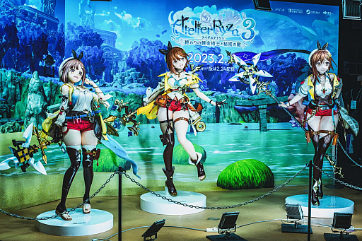 画像ギャラリー No.001のサムネイル画像 / ［TGS2022］「ライザのアトリエ3」プレイレポート。ブースには等身大ライザ3体が勢ぞろいで，太もも圧がヤバイ