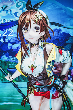 画像ギャラリー No.002のサムネイル画像 / ［TGS2022］「ライザのアトリエ3」プレイレポート。ブースには等身大ライザ3体が勢ぞろいで，太もも圧がヤバイ