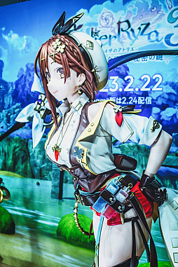 画像ギャラリー No.003のサムネイル画像 / ［TGS2022］「ライザのアトリエ3」プレイレポート。ブースには等身大ライザ3体が勢ぞろいで，太もも圧がヤバイ