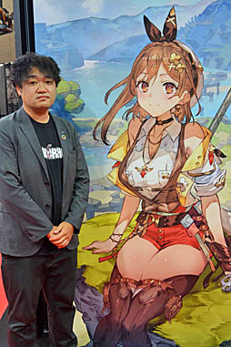 画像ギャラリー No.010のサムネイル画像 / ［TGS2022］「ライザのアトリエ3」プレイレポート。ブースには等身大ライザ3体が勢ぞろいで，太もも圧がヤバイ