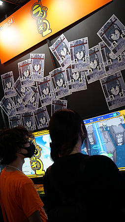 画像ギャラリー No.010のサムネイル画像 / ［TGS2022］「ラジルギ2」はRS34の持ち味を全部盛りしたみたいなSTG。試遊コーナーはタダヨの捜索願だらけで一角だけ異様な雰囲気に
