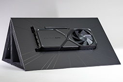 画像ギャラリー No.004のサムネイル画像 / 写真で見る「GeForce RTX 4070 SUPER Founders Edition」。新型ミドルハイは，既存のRTX 4070 FEとほぼ同サイズだ