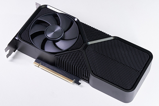 画像ギャラリー No.005のサムネイル画像 / 写真で見る「GeForce RTX 4070 SUPER Founders Edition」。新型ミドルハイは，既存のRTX 4070 FEとほぼ同サイズだ