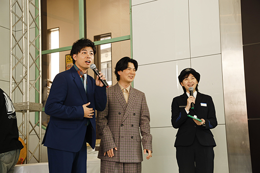 画像ギャラリー No.002のサムネイル画像 / 「人生ゲーム」をモチーフにした装飾が青砥駅高架下公共広場に登場。フィッシャーズのマサイさんとモトキさんがお披露目式典で登壇