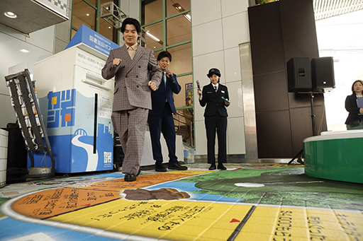 画像ギャラリー No.009のサムネイル画像 / 「人生ゲーム」をモチーフにした装飾が青砥駅高架下公共広場に登場。フィッシャーズのマサイさんとモトキさんがお披露目式典で登壇