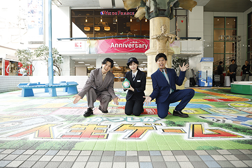 画像ギャラリー No.010のサムネイル画像 / 「人生ゲーム」をモチーフにした装飾が青砥駅高架下公共広場に登場。フィッシャーズのマサイさんとモトキさんがお披露目式典で登壇