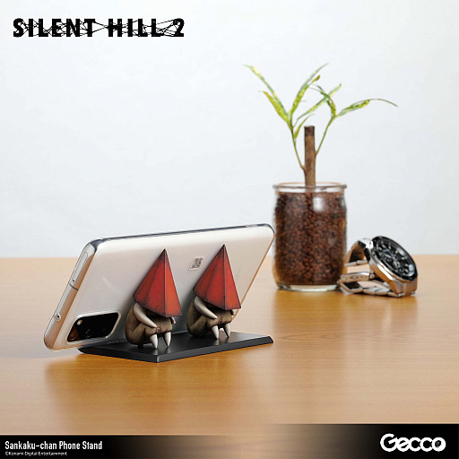 画像ギャラリー No.001のサムネイル画像 / 「SILENT HILL 2」の“レッドピラミッドシング”がデフォルメされて“三角ちゃん”に。「三角ちゃん モバイルスタンド」の予約受付を開始