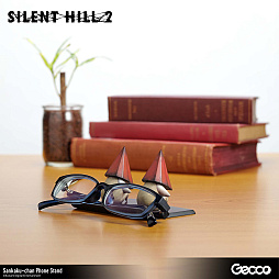 画像ギャラリー No.009のサムネイル画像 / 「SILENT HILL 2」の“レッドピラミッドシング”がデフォルメされて“三角ちゃん”に。「三角ちゃん モバイルスタンド」の予約受付を開始