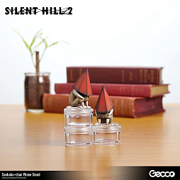 画像ギャラリー No.010のサムネイル画像 / 「SILENT HILL 2」の“レッドピラミッドシング”がデフォルメされて“三角ちゃん”に。「三角ちゃん モバイルスタンド」の予約受付を開始