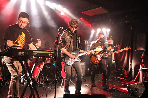 画像ギャラリー No.003のサムネイル画像 / 東亜プラン楽曲を演奏するU-Brandによる新年会ライブの模様をお届け。東亜タイトルが複数リリースされる今年の幕開けをアツい楽曲が飾った