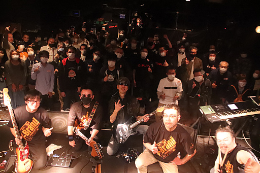 画像ギャラリー No.004のサムネイル画像 / 東亜プラン楽曲を演奏するU-Brandによる新年会ライブの模様をお届け。東亜タイトルが複数リリースされる今年の幕開けをアツい楽曲が飾った