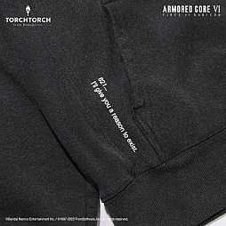 画像ギャラリー No.003のサムネイル画像 / 「ARMORED CORE VI」ハンドラー・ウォルターをモチーフにしたパーカーが登場。胸に“猟犬のリードを握る右腕”のエンブレムをプリント