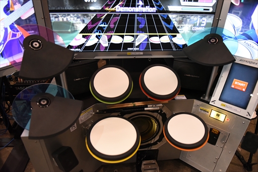 画像ギャラリー No.004のサムネイル画像 / 「GITADORA」の「-ARENA MODEL-」では，璃音と響香とのセッションを楽しめる。あらゆる面で強化された新筐体を紹介［AEPO2024］