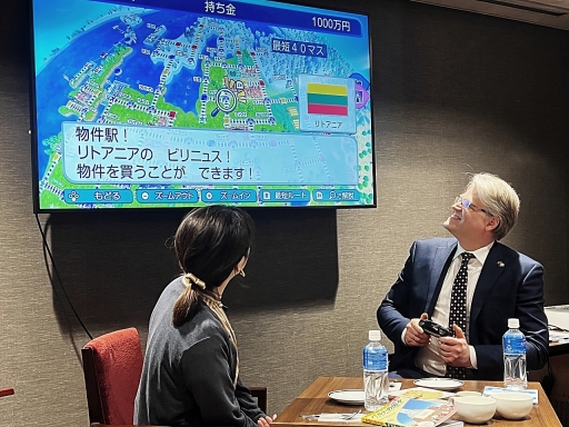 画像ギャラリー No.018のサムネイル画像 / 「桃太郎電鉄ワールド」でリトアニアの名産を学びながらティータイムを楽しむ。ジーカス大使が自国の魅力を語ったメディア向けイベントをレポート