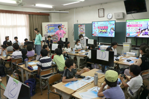 画像ギャラリー No.001のサムネイル画像 / 小学校で開催された「『桃太郎電鉄ワールド』体験会イベント」をレポート。児童がゲームを楽しく遊びながら，世界の国旗やその意義を学んだ
