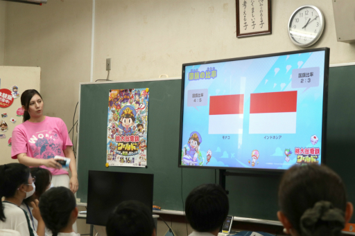 画像ギャラリー No.008のサムネイル画像 / 小学校で開催された「『桃太郎電鉄ワールド』体験会イベント」をレポート。児童がゲームを楽しく遊びながら，世界の国旗やその意義を学んだ