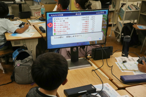 画像ギャラリー No.011のサムネイル画像 / 小学校で開催された「『桃太郎電鉄ワールド』体験会イベント」をレポート。児童がゲームを楽しく遊びながら，世界の国旗やその意義を学んだ