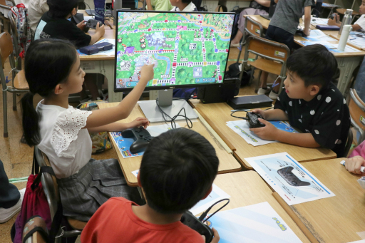 画像ギャラリー No.012のサムネイル画像 / 小学校で開催された「『桃太郎電鉄ワールド』体験会イベント」をレポート。児童がゲームを楽しく遊びながら，世界の国旗やその意義を学んだ