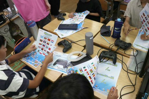 画像ギャラリー No.014のサムネイル画像 / 小学校で開催された「『桃太郎電鉄ワールド』体験会イベント」をレポート。児童がゲームを楽しく遊びながら，世界の国旗やその意義を学んだ