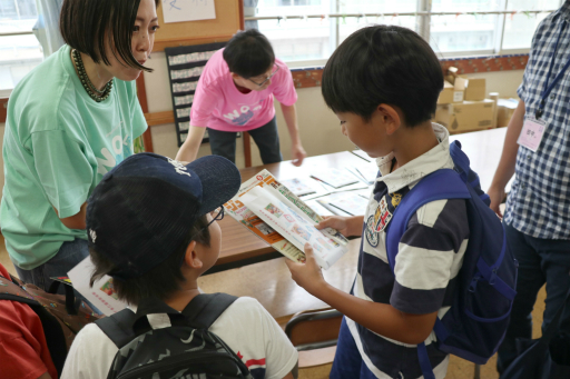 画像ギャラリー No.016のサムネイル画像 / 小学校で開催された「『桃太郎電鉄ワールド』体験会イベント」をレポート。児童がゲームを楽しく遊びながら，世界の国旗やその意義を学んだ