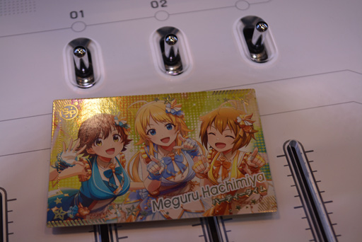 画像ギャラリー No.002のサムネイル画像 / 「アイマス」シリーズの枠を超えた共演を専用入力装置とカードで演出。「アイドルマスター TOURS」試遊レポート