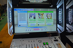 画像ギャラリー No.004のサムネイル画像 / 「アイマス」シリーズの枠を超えた共演を専用入力装置とカードで演出。「アイドルマスター TOURS」試遊レポート