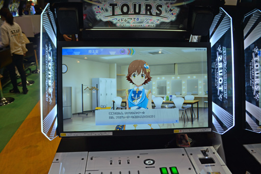 画像ギャラリー No.006のサムネイル画像 / 「アイマス」シリーズの枠を超えた共演を専用入力装置とカードで演出。「アイドルマスター TOURS」試遊レポート