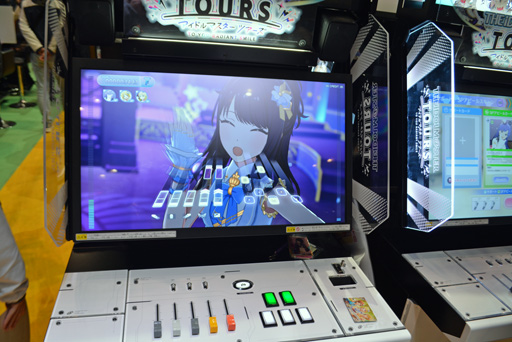 画像ギャラリー No.008のサムネイル画像 / 「アイマス」シリーズの枠を超えた共演を専用入力装置とカードで演出。「アイドルマスター TOURS」試遊レポート