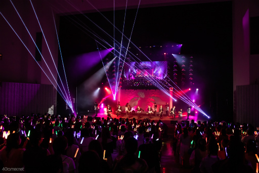 画像ギャラリー No.003のサムネイル画像 / アニメ化も発表に。「華Doll*-Behind The Frame-Anthos* Stage Event 2023」では,お揃いの衣装を着たキャストがライブと朗読劇を披露