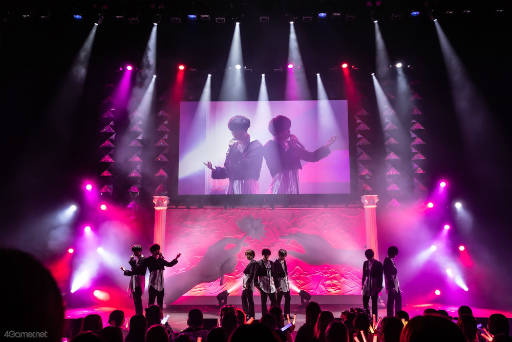 画像ギャラリー No.004のサムネイル画像 / アニメ化も発表に。「華Doll*-Behind The Frame-Anthos* Stage Event 2023」では，お揃いの衣装を着たキャストがライブと朗読劇を披露