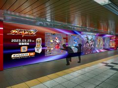 ACカードゲーム「仮面ライダーバトル ガンバレジェンズ」，3月23日より稼働開始。カードを剥がして持ち帰れるピールオフ広告を新宿駅に掲出