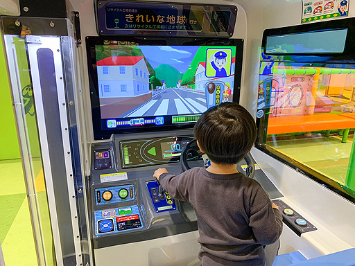 画像ギャラリー No.004のサムネイル画像 / エコな運転や環境にやさしい車のことを学べる。イオンファンタジーがアーケード向けキッズゲーム「えこらんエコロジーバス」の展開を発表