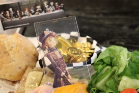 画像ギャラリー No.031のサムネイル画像 / 世紀末タイムリバースRPG「リバース：1999」はまもなく1周年！ 秋葉原で開催中のコラボカフェをレポート