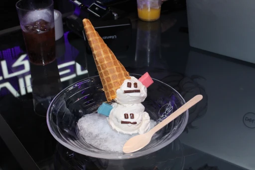 画像ギャラリー No.018のサムネイル画像 / 開発陣らが新作完成を祝った「SNOW BROS. WONDERLAND」完成披露パーティーをレポート。TATSUJIN上村建也氏によるギター演奏も