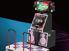 やっぱり初代「DanceDanceRevolution」のミニだ！ 瑞起の新製品は初期楽曲をメインに収録し，コナステ用コントローラも使える1/5のDDR筐体
