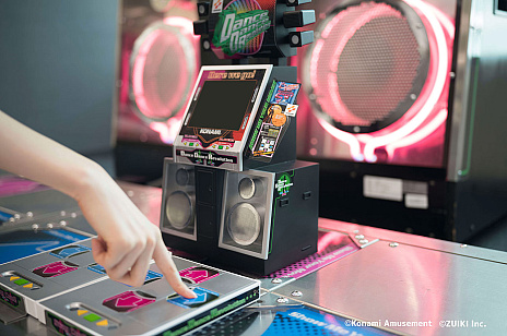 画像ギャラリー No.014のサムネイル画像 / やっぱり初代「DanceDanceRevolution」のミニだ! 瑞起の新製品は初期楽曲をメインに収録し,コナステ用コントローラも使える1/5のDDR筐体