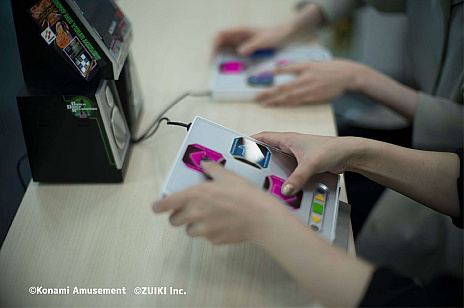 画像ギャラリー No.015のサムネイル画像 / やっぱり初代「DanceDanceRevolution」のミニだ! 瑞起の新製品は初期楽曲をメインに収録し,コナステ用コントローラも使える1/5のDDR筐体