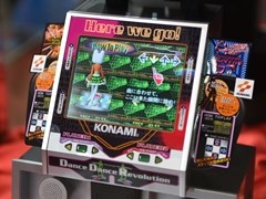 「DanceDanceRevolution Classic Mini」の実機サンプル写真をお届け。液晶は美しく，単体でも問題なく遊べそうな仕上がり