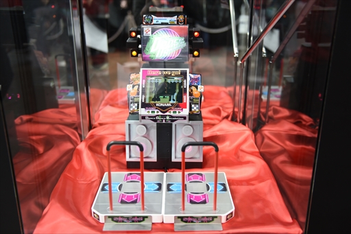 画像ギャラリー No.002のサムネイル画像 / 「DanceDanceRevolution Classic Mini」の実機サンプル写真をお届け。液晶は美しく，単体でも問題なく遊べそうな仕上がり