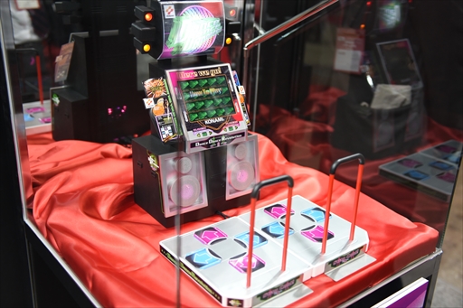 画像ギャラリー No.003のサムネイル画像 / 「DanceDanceRevolution Classic Mini」の実機サンプル写真をお届け。液晶は美しく，単体でも問題なく遊べそうな仕上がり