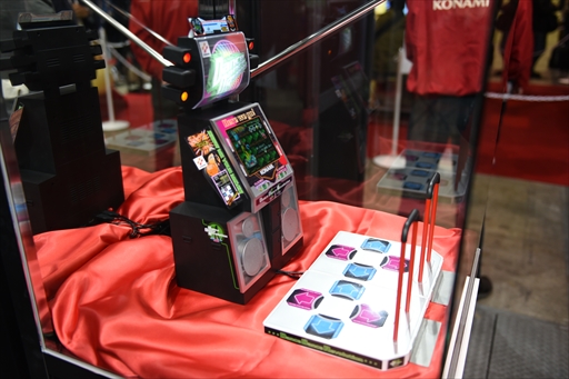 画像ギャラリー No.004のサムネイル画像 / 「DanceDanceRevolution Classic Mini」の実機サンプル写真をお届け。液晶は美しく，単体でも問題なく遊べそうな仕上がり