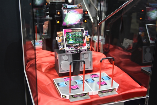 画像ギャラリー No.005のサムネイル画像 / 「DanceDanceRevolution Classic Mini」の実機サンプル写真をお届け。液晶は美しく，単体でも問題なく遊べそうな仕上がり