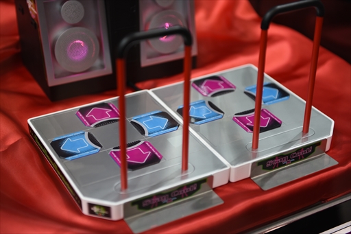 画像ギャラリー No.006のサムネイル画像 / 「DanceDanceRevolution Classic Mini」の実機サンプル写真をお届け。液晶は美しく，単体でも問題なく遊べそうな仕上がり