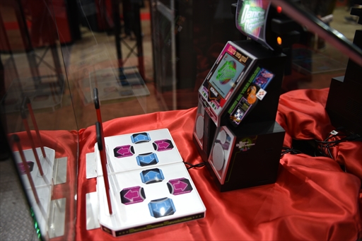 画像ギャラリー No.007のサムネイル画像 / 「DanceDanceRevolution Classic Mini」の実機サンプル写真をお届け。液晶は美しく，単体でも問題なく遊べそうな仕上がり