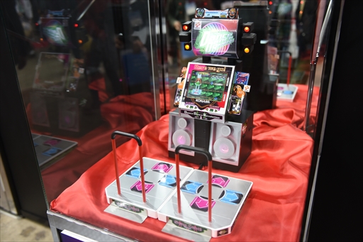画像ギャラリー No.008のサムネイル画像 / 「DanceDanceRevolution Classic Mini」の実機サンプル写真をお届け。液晶は美しく，単体でも問題なく遊べそうな仕上がり