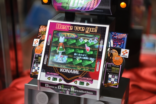 画像ギャラリー No.009のサムネイル画像 / 「DanceDanceRevolution Classic Mini」の実機サンプル写真をお届け。液晶は美しく，単体でも問題なく遊べそうな仕上がり