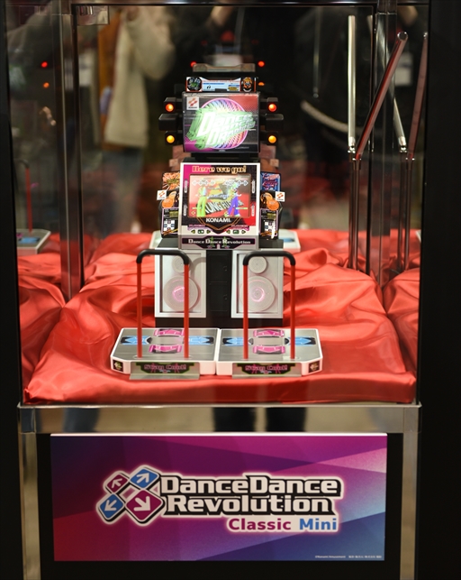 画像ギャラリー No.010のサムネイル画像 / 「DanceDanceRevolution Classic Mini」の実機サンプル写真をお届け。液晶は美しく，単体でも問題なく遊べそうな仕上がり