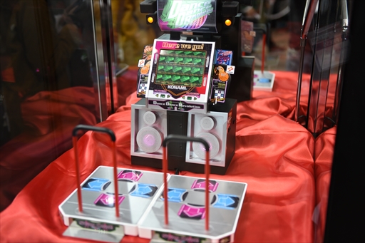 画像ギャラリー No.013のサムネイル画像 / 「DanceDanceRevolution Classic Mini」の実機サンプル写真をお届け。液晶は美しく，単体でも問題なく遊べそうな仕上がり