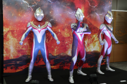 画像ギャラリー No.013のサムネイル画像 / 「ウルトラマン カードゲーム」の発売開始記念イベントをレポート。「ウルトラマンティガ」のマドカ・ダイゴ役を演じた長野 博さんがサプライズ登壇